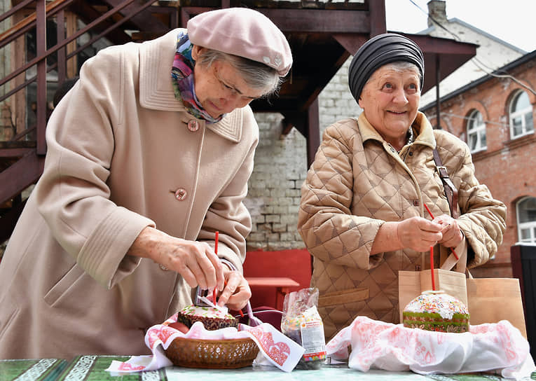 Освящение куличей и яиц в канун Пасхи в в церкви Святителя Николая Чудотворца в Подкопаях (Москва) 