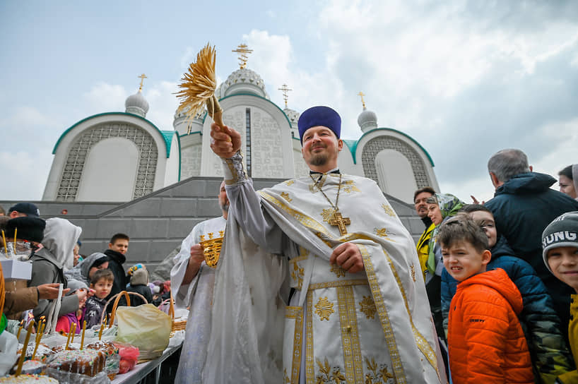 Освящение куличей и яиц в канун Пасхи в храме Святителя Николая Чудотворца в Павшинской пойме 