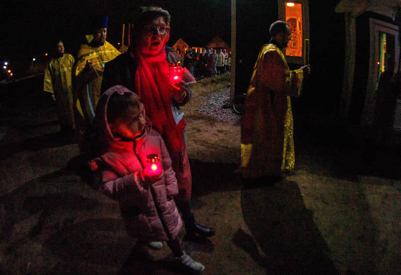 Крестный ход у храма Святого Петра и Павла в поселке Новая Ижора в Санкт-Петербурге 