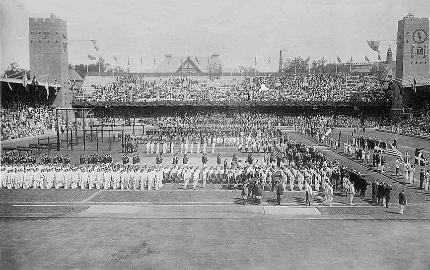 Олимпиада 1912 года проходила в столице Швеции Стокгольме с 5 мая по 22 июля. В соревнованиях приняли участие 2408 спортсменов из 28 стран, в том числе 48 женщин. Впервые на Играх были представлены Египет, Люксембург, Португалия, Сербия и Япония. Несмотря на то что Финляндия и Исландия входили в состав Российской империи и Дании соответственно, они сформировали отдельные команды. Церемония открытия (на фото) состоялась на Королевском стадионе 6 июня 1912 года. Зрителями стали 32 тыс. человек 