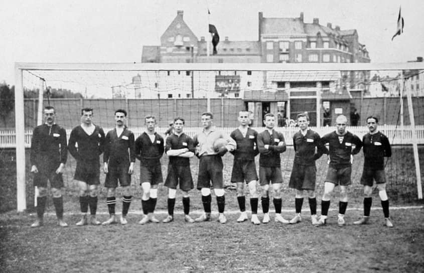 На Олимпиаде-1912 было разыграно 102 комплекта наград. Сборная Российской империи заняла лишь 15 место в общем зачете, завоевав всего две серебряные медали (в греко-римской борьбе и стрельбе из дуэльного пистолета) и три бронзовые (в стрельбе по голубям, гонке на яхтах и академической гребле). Этот результат остается самым неудачным для России в истории Олимпийских игр  На фото: российская сборная по футболу перед игрой 