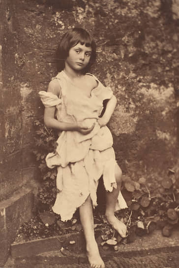 Литературной музой Льюиса Кэрролла стала (на фото), дочь друга семьи, с которой он любил пить чай и рассказывать разные истории. Именно ее образ, любознательной и мечтательной девочки, лег в основу романа «Алиса в Стране чудес». Так, например, когда вымышленная Алиса оказывается на Безумном чаепитии, Соня-мышь читает сказку о трех девочках, которая является прямой отсылкой к Алисе и ее сестрам. В «Зазеркалье» главная героиня заявляет, что ее возраст «ровно семь с половиной», как и Лидделл