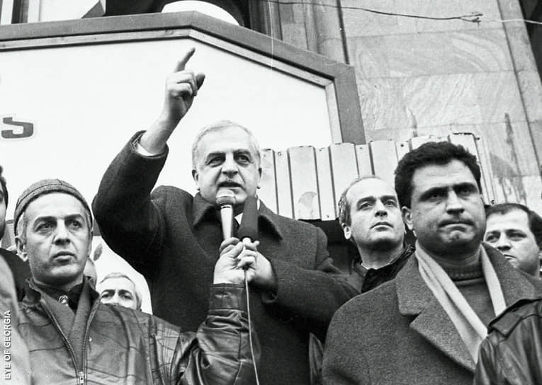 14 апреля 1991 года Звиад Гамсахурдия был избран президентом Грузии. До этого занимал пост председателя Верховного совета Грузии. 2 января 1992 года был свергнут. Затем возглавлял альтернативное правительство, находясь за пределами страны. 24 сентября 1993 года вернулся в Грузию, 6 ноября правительственные войска захватили его штаб, а он сам спрятался в западных районах страны. 31 декабря 1993 года погиб при невыясненных обстоятельствах 