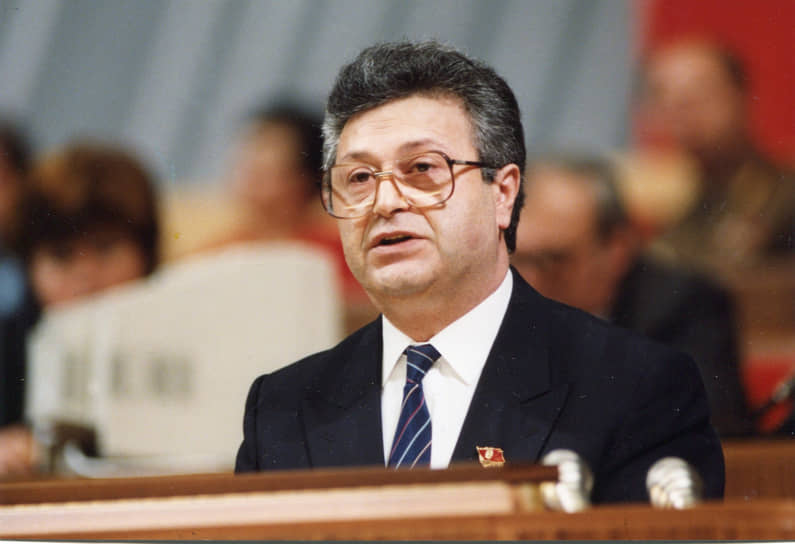 18 мая 1990 года Аяз Ниязи оглы Муталибов был избран президентом Азербайджанской ССР. 30 августа 1991 года стал президентом Азербайджана. Оставался на посту до 6 марта 1992 года  