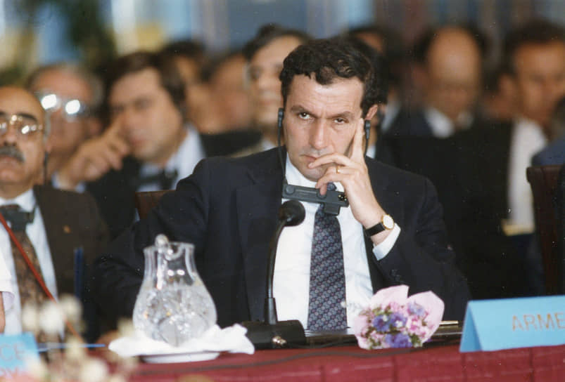 Левон Тер-Петросян стал президентом Армении 17 октября 1991 года. До этого он занимал должность председателя Верховного совета республики. В феврале 1998-го ушел в отставку 