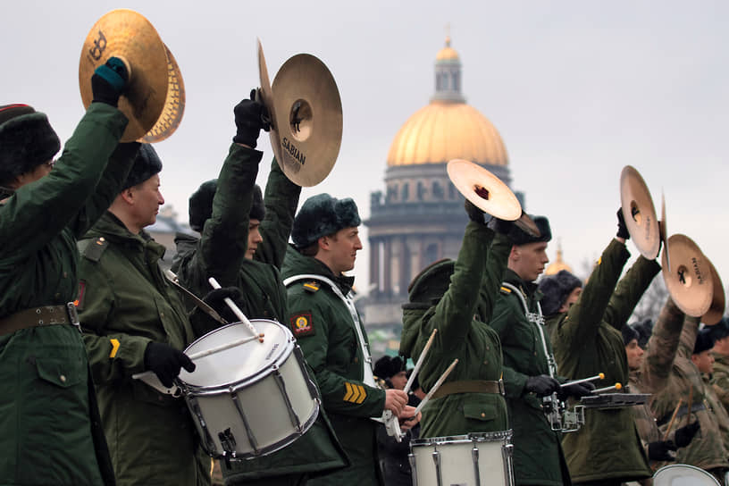 Военный оркестр на Дворцовой площади в Санкт-Петербурге  