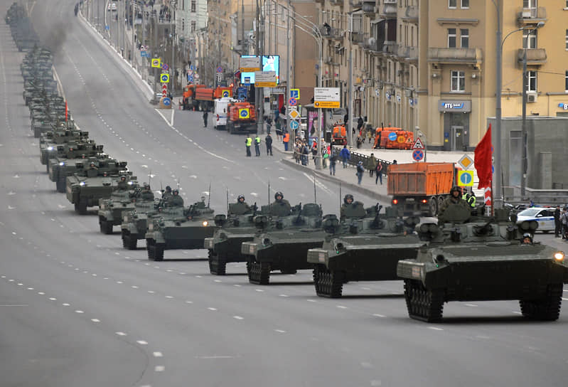 Военная техника на улицах Москвы во время репетиции парада 