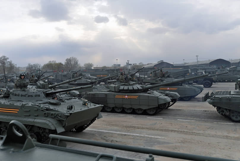 Проезд военной техники на репетиции парада в Москве  