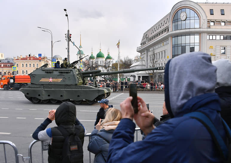 Зрители на репетиции парада в Москве 