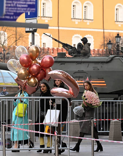 Проезд военной техники по Тверской улице в Москве 