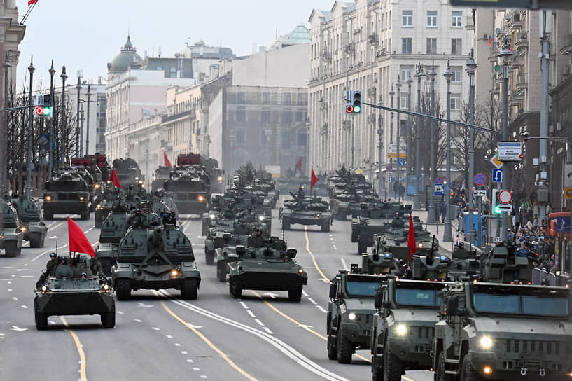 Колонны военной техники на Тверской улице в Москве 