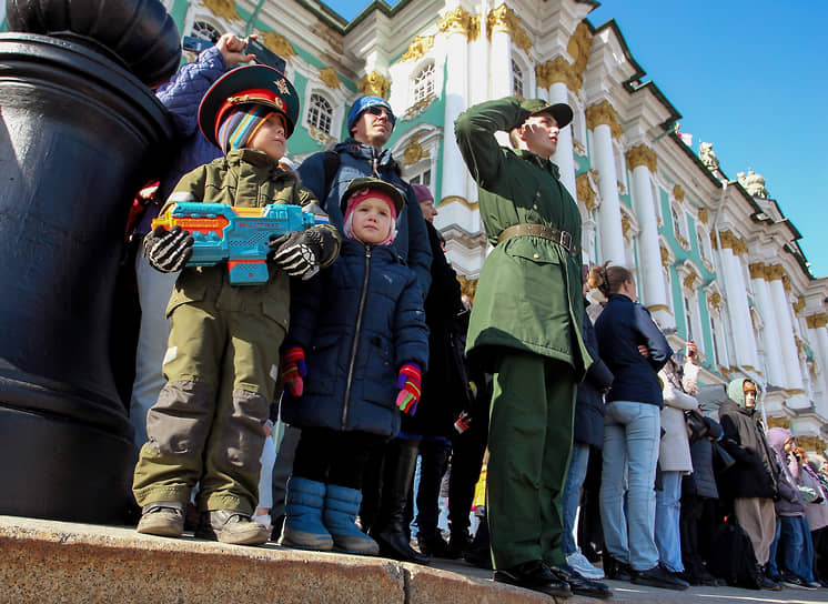 Зрители на репетиции парада на Дворцовой площади в Санкт-Петербурге 