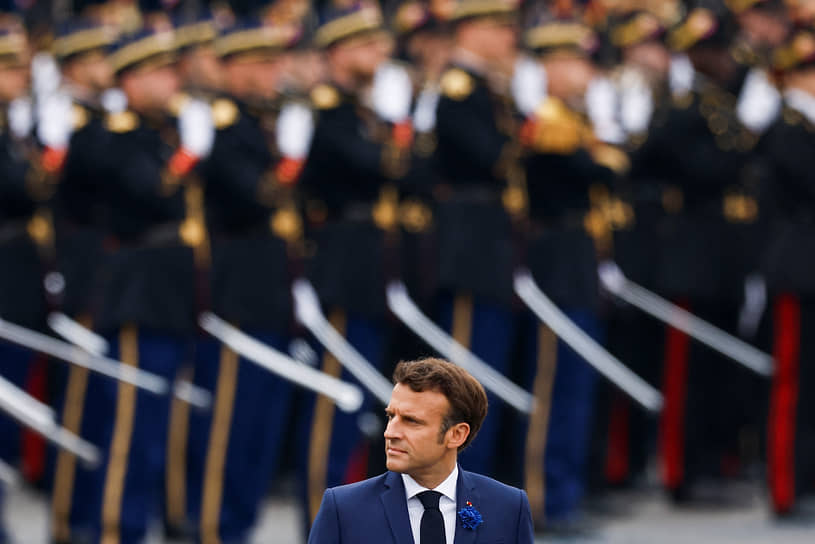 Французский президент во время торжественной церемонии 