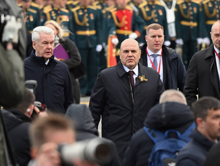 Председатель правительства России Михаил Мишустин (в центре) и мэр Москвы Сергей Собянин (слева) перед началом парада