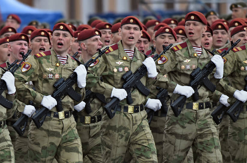 Военнослужащие на параде в Москве