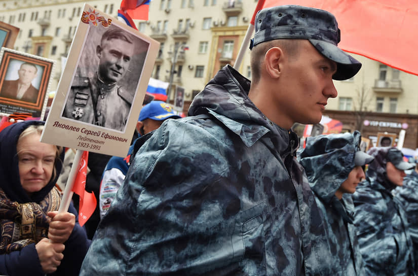 Сотрудники полиции на акции памяти «Бессмертный полк» в Москве 