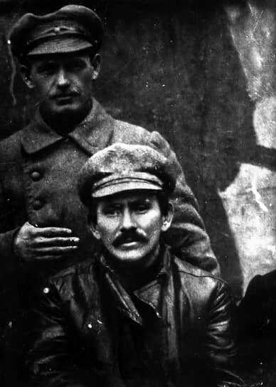 Алиби Джангильдин (на переднем плане) — зампредседателя ЦИК Киргизской АСССР, нарком социального обеспечения республики. 1921 год 
