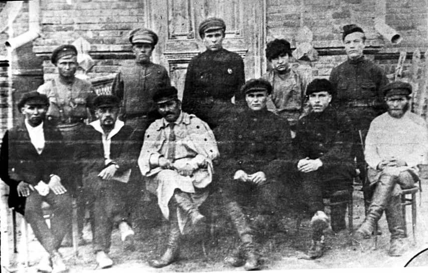 Политкомиссар «Красного каравана» Алиби Джангильдин (в нижнем ряду третий слева) и член руководящей тройки «Красного каравана», зав агитподотделом Казобкома Николай Мардаровский (в нижнем ряду четвертый слева) с членами одного из волисполкомов Оренбургской губернии. 1922 год 