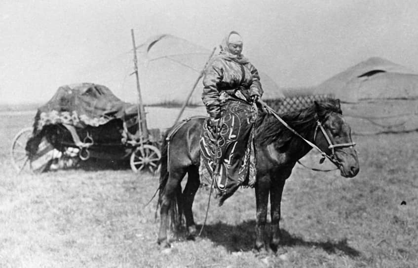 «В казахском кочевом и полукочевом ауле еще были сильны патриархально-феодальные, докапиталистические отношения, а центральной фигурой был бедняк» (Григорий. Ф. Дахшлейгер «Красный караван ЦИК Казахской АССР») 