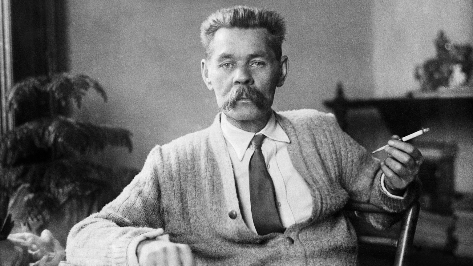 «После отъезда М. Горького за границу он был осажден целым рядом эмигрантских газет, пытавшихся узнать об отношении писателя к русской революции и русскому народу» 