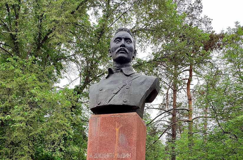 Бюст Алиби Джангильдина на Аллее выдающихся деятелей, Алматы 
