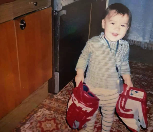 Алина Загитова родилась 18 мая 2002 года в Ижевске в семье с татарскими корнями. Ее родители почти год не могли определиться с именем. Выбор был сделан во время просмотра одного из выступлений гимнастки Алины Кабаевой 
