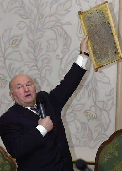 был одним из самых известных пасечников России. Он запустил производство меда в Калининградской области, под Калугой организовал пчелиную ферму на 300 ульев, которая занимала почти 114 га. «Я получаю удовольствие от пчеловодства. Это же целая философия»,— признавался экс-глава столицы
