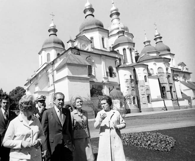 «Р. Никсон ознакомился с уникальным комплексом архитектурных памятников XI–XVIII веков, расположенных на территории бывшего Софийского монастыря» (из сообщения ТАСС о пребывании президента США в Киеве) 