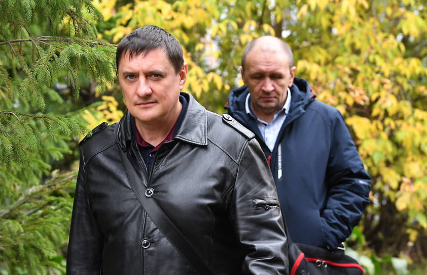 Андрей Бурсин (слева) и Сергей Генин перед началом заседания суда 