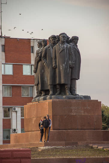 Морозовская стачка. В 1885 году рабочие сорвали производство на текстильной мануфактуре «Саввы Морозова сын и Ко». Они протестовали против штрафов в ползаработка. Поводом для наказания могли оказаться неснятая перед начальником шапка или стирка не по расписанию. Около 8 тыс. рабочих разгромили офис, квартиры директора и мастера. Порядок на мануфактуре наводили два батальона. Под суд попали 50 человек. Присяжные оправдали 33. Вскоре власти приняли законы, ограничившие штрафы На фото: памятник участникам Морозовской стачки на Октябрьской площади в Орехово-Зуево