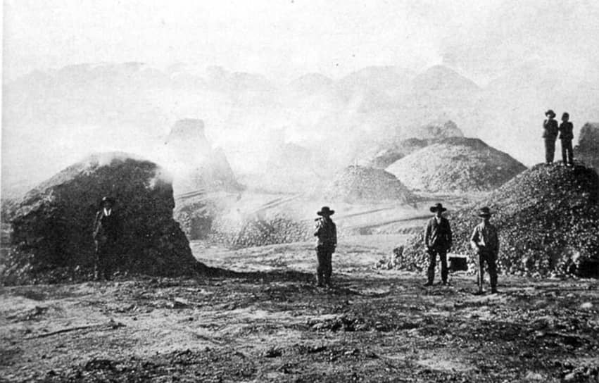 Расстрел в Минас-де-Риотинто (Испания). В 1888 году штат медных рудников волновался из-за незащищенности от токсичных паров и принудительных вычетов на медицинские расходы. Работники вышли на шествие с песнями. В ответ губернатор приказал стрелять по толпе. Бойня шла всего 15 минут. За это время погибли около 300 человек. Многих похоронили тайно, чтобы не преследовали их семьи. Компания Rio Tinto признала 45 смертей