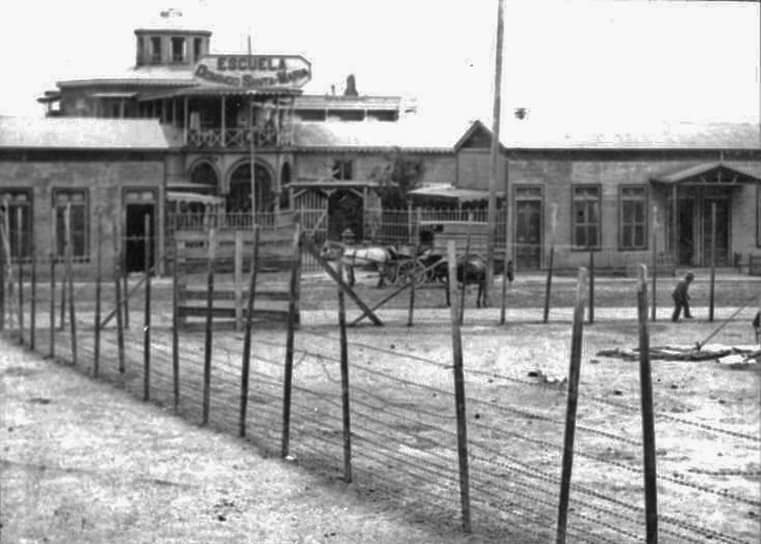 Резня в школе Санта-Мария-де-Икике (Чили). В 1907 году рабочие селитряных шахт протестовали против выплаты зарплаты токенами, а не деньгами. Токены (они же жетоны) принимали только в корпоративных общежитиях и магазинах. На время забастовки работники и члены их семей переехали в здание школы. Власти приказали им вернуться на рудники, а после отказа открыли огонь из пулеметов. В резне погибли около 2 тыс. человек. Трагедию скрывали около 10 лет. В 2007 году жертв с почестями перезахоронили На фото: школа Санта-Мария-де-Икике
