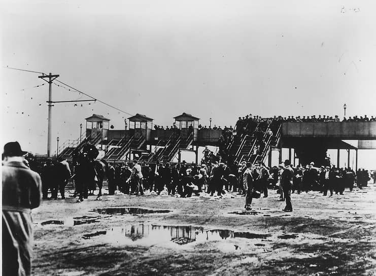 «Битва у эстакады». 26 мая 1937 года в Дирборне (США) сотрудники службы безопасности Ford Motor побили работников, которые распространяли профсоюзные листовки. Они требовали повышения зарплаты и сокращения рабочего дня. Фото избиения попали в газеты и существенно испортили репутацию Ford