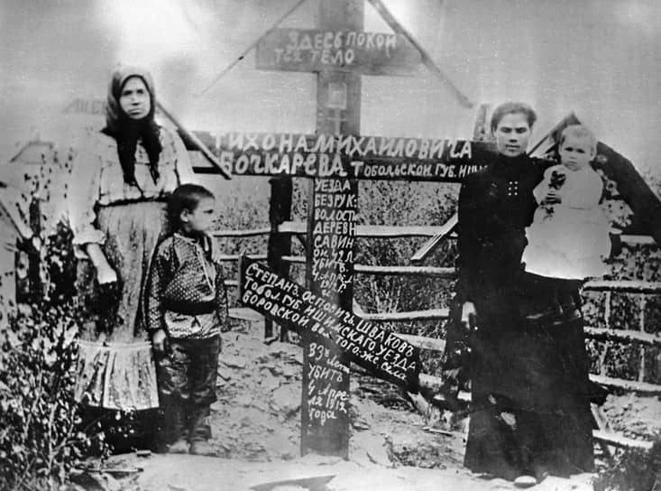 Ленский расстрел. В 1912 году работники золотых приисков называли свой труд «вольной каторгой». Забастовка стартовала, когда горнякам Ленского товарищества привезли гнилое мясо. Они потребовали сократить рабочий день до 8 часов и запретить сокращения зимой. Зачинщиков забастовки арестовали, а по толпе защитников стреляли. По разным оценкам, погибли от 83 до 270 человек. В ходе расследования труд на Ленских приисках признали «несовместимыми с человеческим достоинством» На фото: могила жертв Ленского расстрела