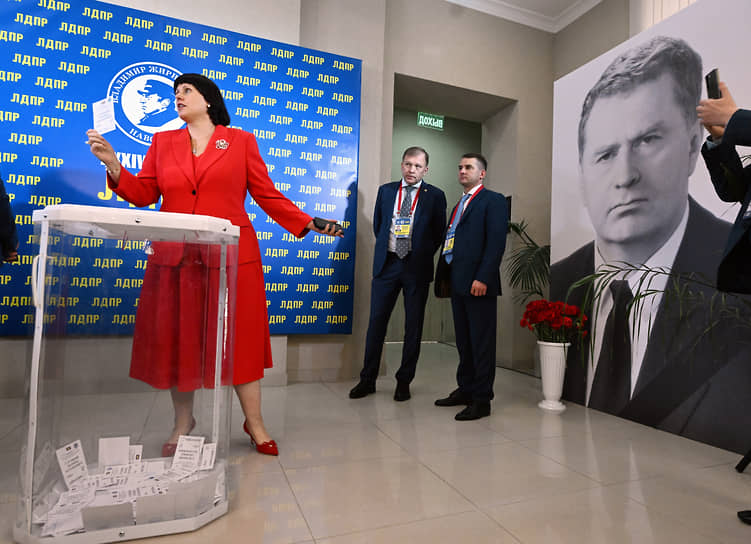 Слева направо: сенатор от Оренбургской области Елена Афанасьева, член ЦИКа Александр Курдюмов и председатель комитета Госдумы по труду, социальной политике и делам ветеранов Ярослав Нилов во время голосования по кандидатуре нового председателя партии