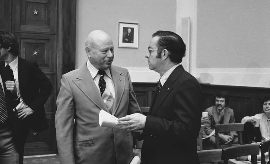 Вице-президент NRA Харлон Картер (слева) и глава NRA Нил Нокс в 1978 году 