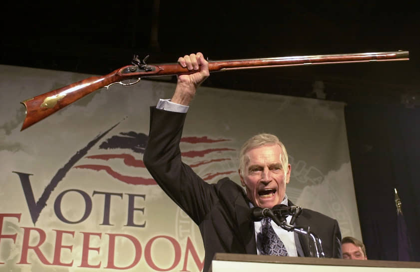 Президент NRA Чарлтон Хестон на съезде сторонников ассоциации в Манчестере в 2002 году 