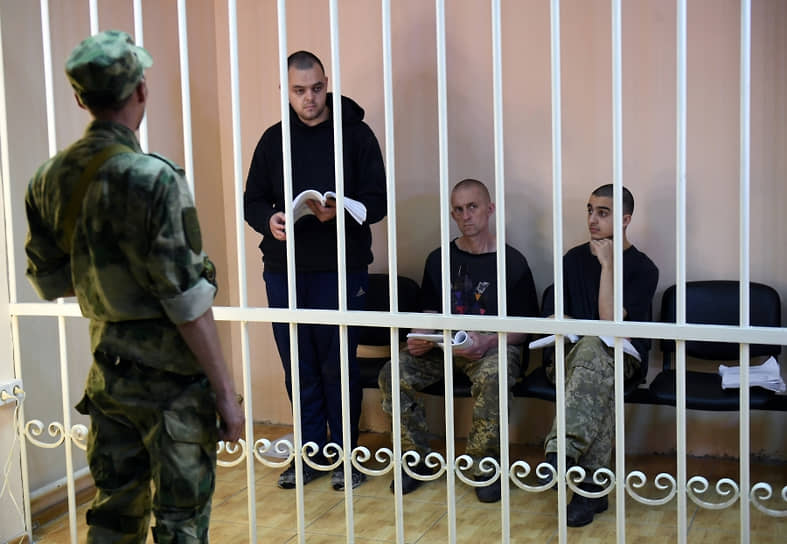 Слева направо: граждане Великобритании Эйден Эслин, Шон Пиннер и подданный Королевства Марокко Саадун Брагим в Верховном суде ДНР 