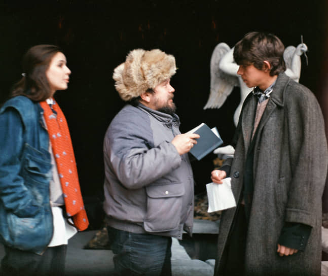 «Асса» снималась в конце 1986 года в Ялте. Как рассказывал режиссер киноленты Сергей Соловьев, на создание картины ушло всего два месяца На фото: исполнители главных ролей Татьяна Друбич (сыграла медсестру Алику, любовницу Крымова) и Сергей Бугаев (Бананан, возлюбленный Алики и певец в ресторане) с режиссером фильма Сергеем Соловьевым (в центре)