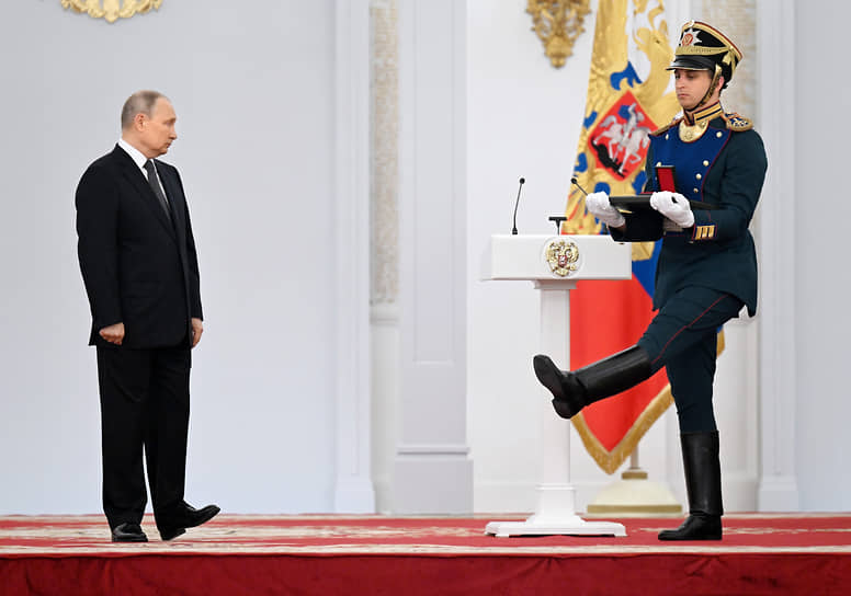 Президент России Владимир Путин во время церемонии вручения медалей Героя Труда и знаков лауреатов Государственных премий за 2021 год в Георгиевском зале Большого Кремлевского дворца