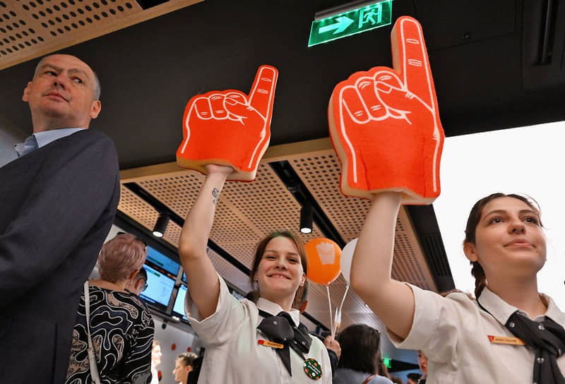 Церемония открытия обновленного ресторана McDonald's под новым брендом на улице Большая Бронная