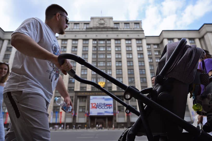Плакат «12 июня — День России» на фасаде здания Госдумы в Москве