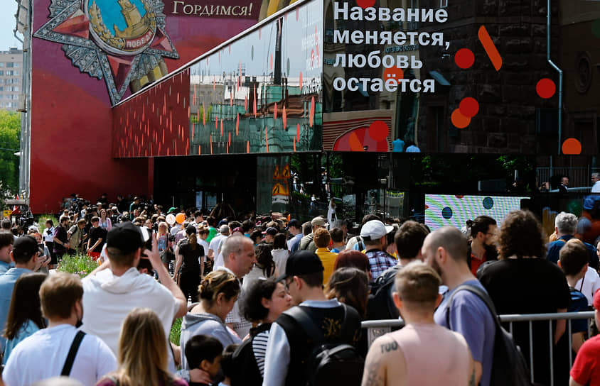 В ресторан на Пушкинской площади, как и в 1990 году, выстроилась очередь