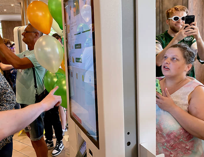 Посетители на церемонии открытия обновленного ресторана McDonald's под новым брендом «Вкусно — и точка» на Коломенском проспекте
