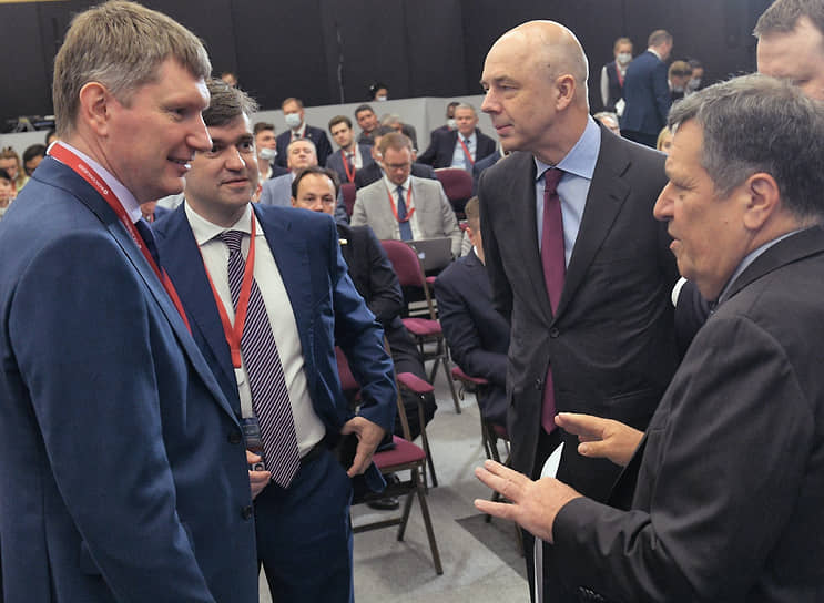 Слева направо: министр экономического развития России Максим Решетников, губернатор Ивановской области Станислав Воскресенский, министр финансов Антон Силуанов и председатель комитета Госдумы по бюджету и налогам Андрей Макаров перед началом пленарной сессии «Российская экономика: современные вызовы и точки опоры»