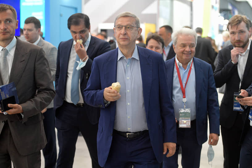 Основной владелец АФК «Система» Владимир Евтушенков (в центре)