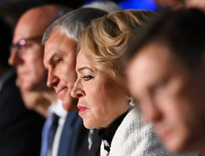 Председатель Госудумы Вячеслав Володин (второй слева) и председатель Совета Федерации России Валентина Матвиенко на пленарном заседании