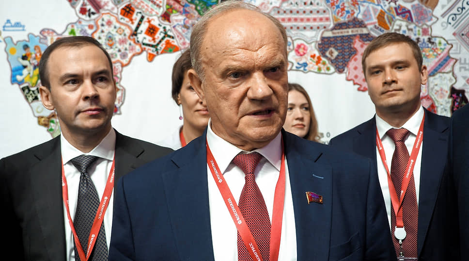 Лидер КПРФ Геннадий Зюганов (в центре), первый заместитель председателя ЦК КПРФ Юрий Афонин (слева) глава Республики Хакасия Валентин Коновалов