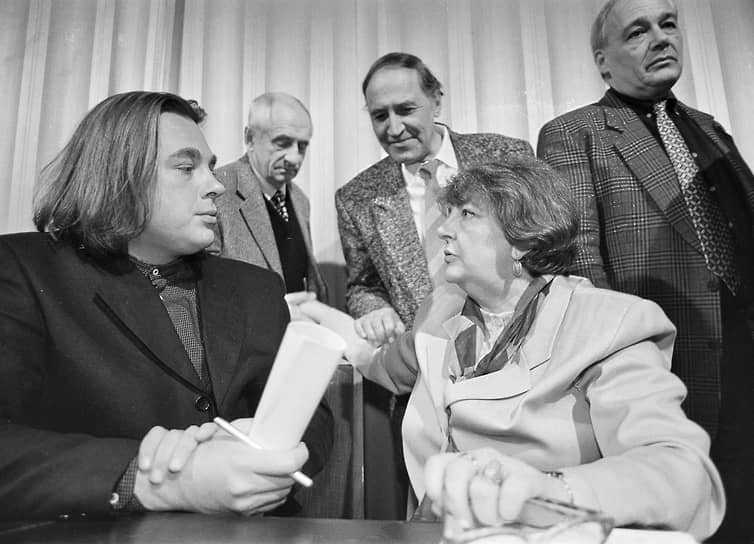В 1968 году Николай Дроздова попросили временно заменить одного из консультантов программы «В мире животных». Начиная с 1977 года, он стал ее бессменным ведущим На фото слева направо: генеральный продюсер «ОРТ» Константин Эрнст, режиссер Марк Захаров, телеведущий Николай Дроздов, соосновательница телеканала REN-TV Ирена Лесневская и телеведущий Владимир Познер на пресс-конференции «ТЭФИ-1997»