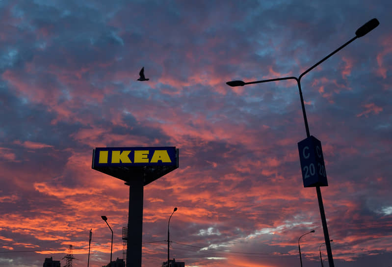 Химки. Вывеска IKEA перед въездом в торговый центр 